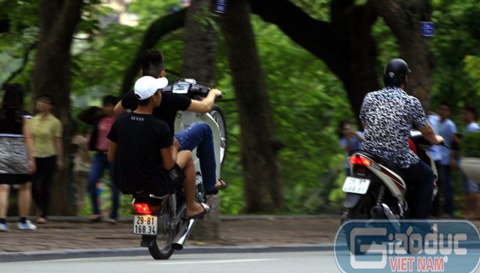 Giữa ban ngày, nhiều thanh niên trẻ tuổi sẵn sàng "diễn xiếc" bốc đầu xe máy giữa phố gây nguy hiểm cho người đi đường